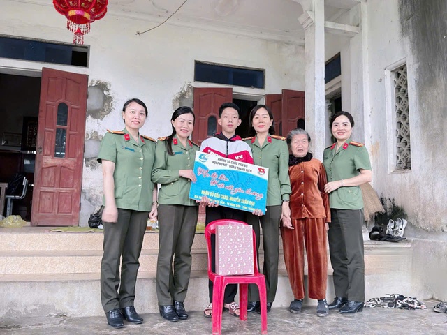 Phụ nữ Công an Thanh Hóa: Giữa kỷ luật thép, vẫn trọn vẹn yêu thương- Ảnh 1.