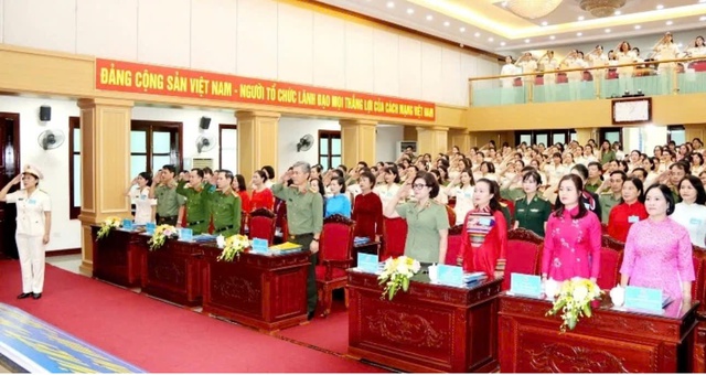 Phụ nữ Công an Thanh Hóa: Giữa kỷ luật thép, vẫn trọn vẹn yêu thương- Ảnh 2.