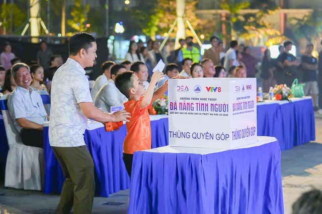 Đà Nẵng: Gần 230 triệu đồng từ chương trình nghệ thuật ủng hộ đồng bào vùng lũ- Ảnh 1.