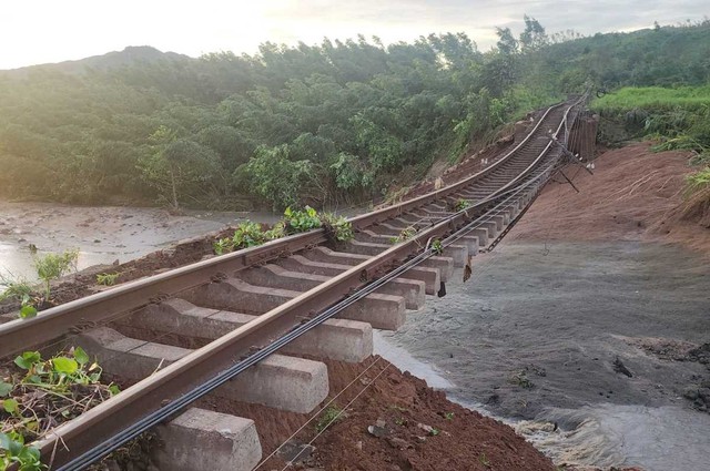 Bão và mưa lũ liên tiếp tàn phá hạ tầng giao thông trên cả nước- Ảnh 1. Bão và mưa lũ liên tiếp tàn phá hạ tầng giao thông trên cả nước- Ảnh 1.