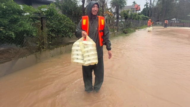 Người hơn một thập kỷ đi qua những vùng lũ và triết lí sống giản dị- Ảnh 1.