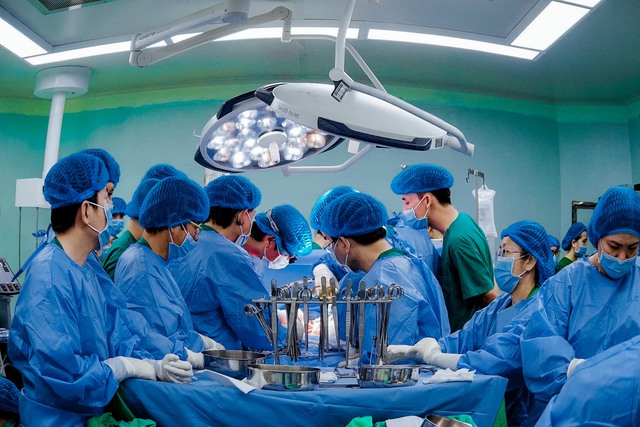 Cần Thơ: Cuộc vận chuyển 2.000km mang sự sống cho người chờ ghép tạng- Ảnh 1. Cần Thơ: Cuộc vận chuyển 2.000km mang sự sống cho người chờ ghép tạng- Ảnh 1.