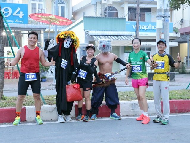 Những màn hóa trang ấn tượng tại Giải Marathon Cà Mau 2025- Ảnh 7. Những màn hóa trang ấn tượng tại Giải Marathon Cà Mau 2025- Ảnh 7.