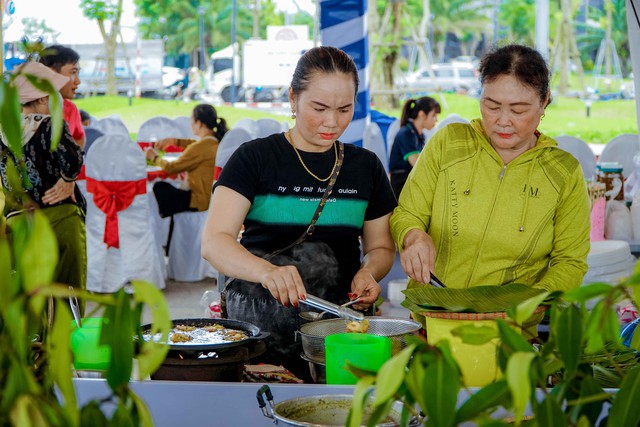 Đa dạng các sản phẩm tại Ngày hội Cua Cà Mau - lần thứ II năm 2025- Ảnh 6. Đa dạng các sản phẩm tại Ngày hội Cua Cà Mau - lần thứ II năm 2025- Ảnh 6.