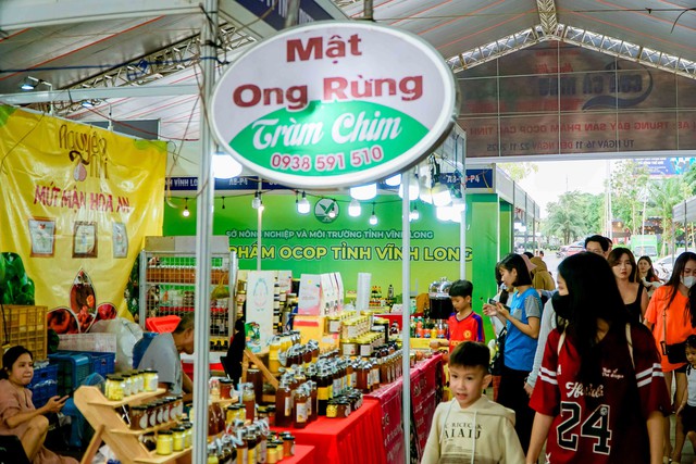 Đa dạng các sản phẩm tại Ngày hội Cua Cà Mau - lần thứ II năm 2025- Ảnh 2. Đa dạng các sản phẩm tại Ngày hội Cua Cà Mau - lần thứ II năm 2025- Ảnh 2.