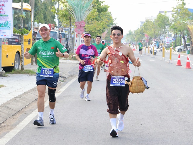 Những màn hóa trang ấn tượng tại Giải Marathon Cà Mau 2025- Ảnh 2. Những màn hóa trang ấn tượng tại Giải Marathon Cà Mau 2025- Ảnh 2.