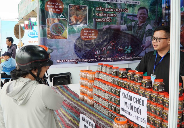 Đa dạng các sản phẩm tại Ngày hội Cua Cà Mau - lần thứ II năm 2025- Ảnh 9. Đa dạng các sản phẩm tại Ngày hội Cua Cà Mau - lần thứ II năm 2025- Ảnh 9.