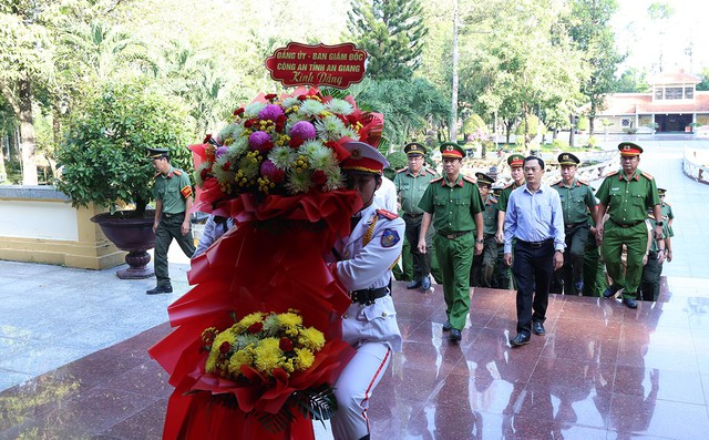 Công an tỉnh An Giang triển khai mô hình mã QR - tiếp nhận phản ánh, kiến nghị về ANTT- Ảnh 7. Công an tỉnh An Giang triển khai mô hình mã QR - tiếp nhận phản ánh, kiến nghị về ANTT- Ảnh 7.