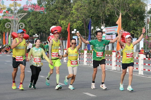 Những màn hóa trang ấn tượng tại Giải Marathon Cà Mau 2025- Ảnh 6. Những màn hóa trang ấn tượng tại Giải Marathon Cà Mau 2025- Ảnh 6.