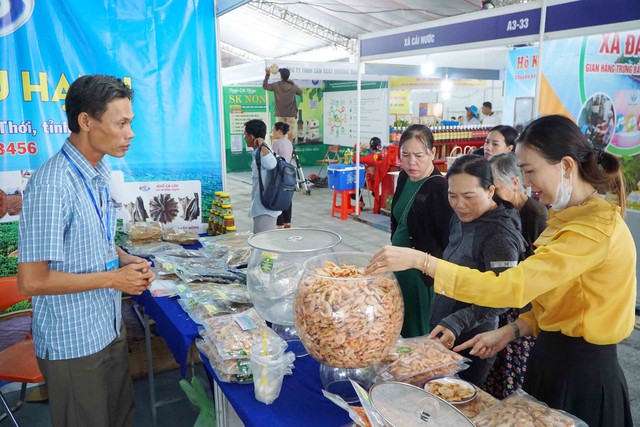 Đa dạng các sản phẩm tại Ngày hội Cua Cà Mau - lần thứ II năm 2025- Ảnh 7. Đa dạng các sản phẩm tại Ngày hội Cua Cà Mau - lần thứ II năm 2025- Ảnh 7.