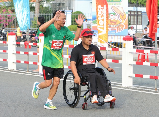 Những màn hóa trang ấn tượng tại Giải Marathon Cà Mau 2025- Ảnh 4. Những màn hóa trang ấn tượng tại Giải Marathon Cà Mau 2025- Ảnh 4.
