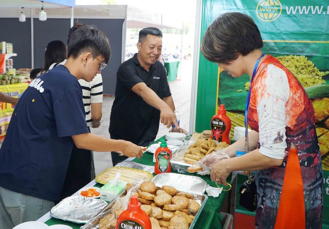 Đa dạng các sản phẩm tại Ngày hội Cua Cà Mau - lần thứ II năm 2025- Ảnh 4. Đa dạng các sản phẩm tại Ngày hội Cua Cà Mau - lần thứ II năm 2025- Ảnh 4.