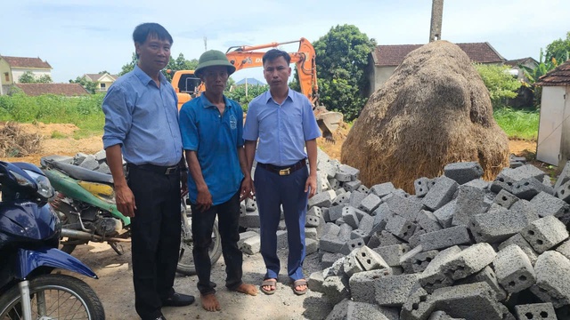 Nghệ An: Nhà báo Thái Quảng bàn giao nhà Đại đoàn kết- Ảnh 3. Nghệ An: Nhà báo Thái Quảng bàn giao nhà Đại đoàn kết- Ảnh 3.