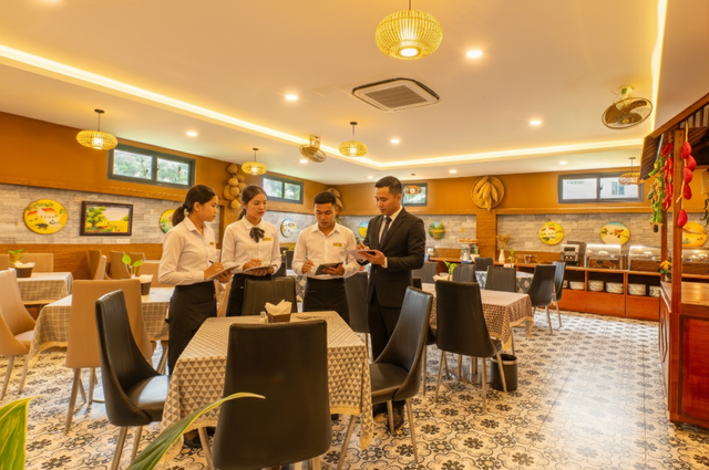 Thiếu kỹ năng giao tiếp, 43% nhân viên khách sạn đang đặt dịch vụ vào “vùng rủi ro cao”- Ảnh 3. Thiếu kỹ năng giao tiếp, 43% nhân viên khách sạn đang đặt dịch vụ vào “vùng rủi ro cao”- Ảnh 3.