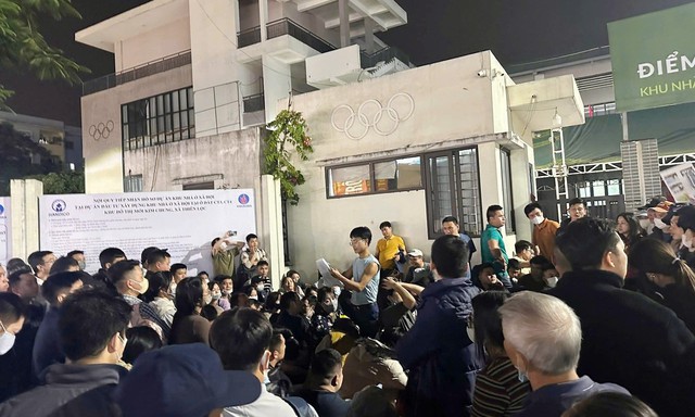 Có gì tại dự án nhà ở Hà Nội khiến đoàn người trắng đêm chờ nộp hồ sơ, có người ngất xỉu trong cơn hỗn loạn?- Ảnh 1. Có gì tại dự án nhà ở Hà Nội khiến đoàn người trắng đêm chờ nộp hồ sơ, có người ngất xỉu trong cơn hỗn loạn?- Ảnh 1.