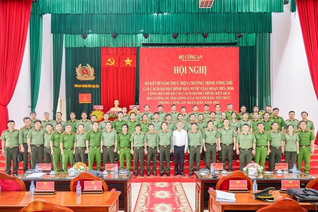 Bộ Công an đẩy mạnh chuyển đổi số trong CCHC: Hài lòng của người dân đạt gần 97%- Ảnh 10. Bộ Công an đẩy mạnh chuyển đổi số trong CCHC: Hài lòng của người dân đạt gần 97%- Ảnh 10.