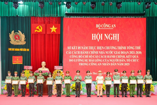 Bộ Công an đẩy mạnh chuyển đổi số trong CCHC: Hài lòng của người dân đạt gần 97%- Ảnh 8. Bộ Công an đẩy mạnh chuyển đổi số trong CCHC: Hài lòng của người dân đạt gần 97%- Ảnh 8.