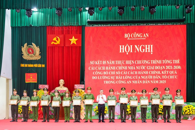 Bộ Công an đẩy mạnh chuyển đổi số trong CCHC: Hài lòng của người dân đạt gần 97%- Ảnh 7. Bộ Công an đẩy mạnh chuyển đổi số trong CCHC: Hài lòng của người dân đạt gần 97%- Ảnh 7.