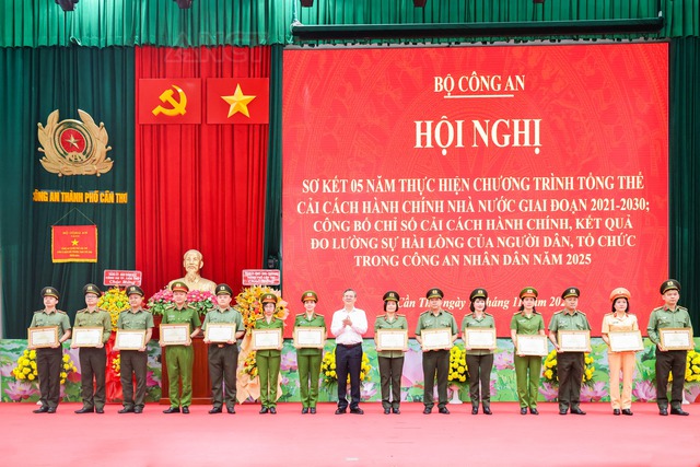 Bộ Công an đẩy mạnh chuyển đổi số trong CCHC: Hài lòng của người dân đạt gần 97%- Ảnh 9. Bộ Công an đẩy mạnh chuyển đổi số trong CCHC: Hài lòng của người dân đạt gần 97%- Ảnh 9.