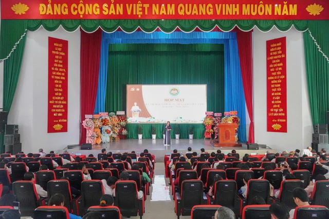 Trường Chính trị TP Cần Thơ họp mặt kỷ niệm 43 năm Ngày Nhà giáo Việt Nam- Ảnh 1.