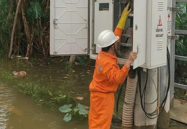 EVNCPC: Còn hơn 200.000 khách hàng mất điện do ngập lụt tại miền Trung - Tây Nguyên- Ảnh 1. EVNCPC: Còn hơn 200.000 khách hàng mất điện do ngập lụt tại miền Trung - Tây Nguyên- Ảnh 1.