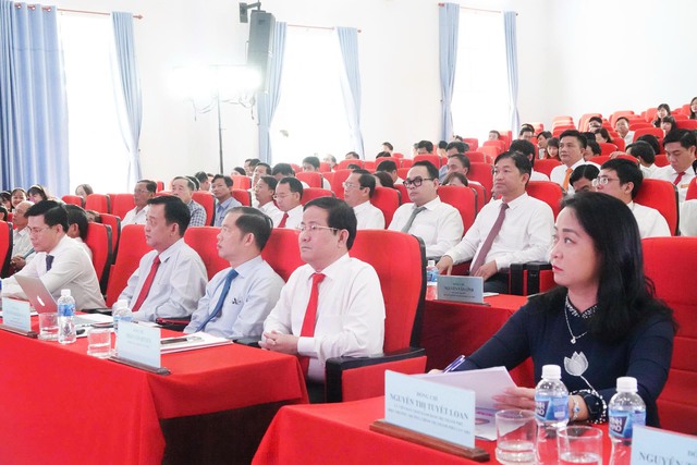 Trường Chính trị TP Cần Thơ họp mặt kỷ niệm 43 năm Ngày Nhà giáo Việt Nam- Ảnh 2.