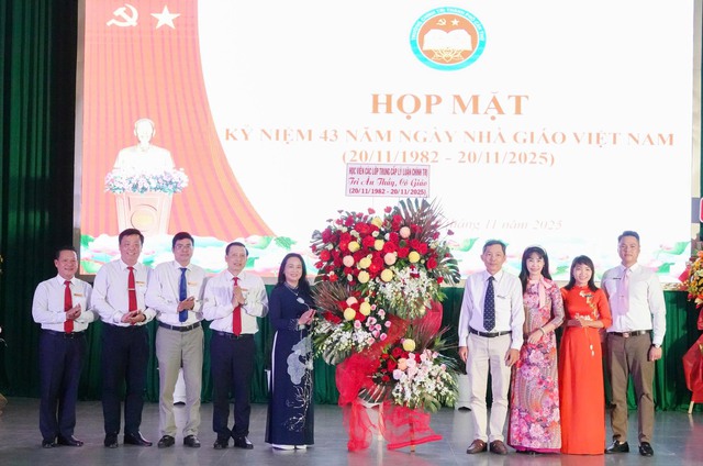 Trường Chính trị TP Cần Thơ họp mặt kỷ niệm 43 năm Ngày Nhà giáo Việt Nam- Ảnh 4.