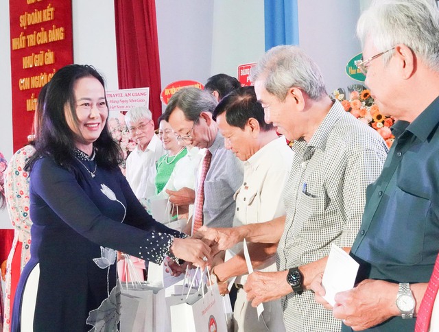 Trường Chính trị TP Cần Thơ họp mặt kỷ niệm 43 năm Ngày Nhà giáo Việt Nam- Ảnh 7.