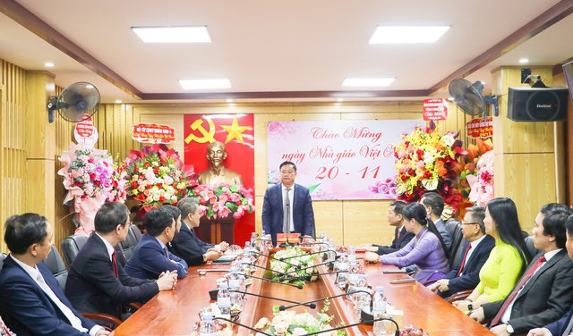 Bí thư Tỉnh ủy Nghệ An chúc mừng Sở GD&ĐT nhân dịp kỷ niệm 43 năm Ngày Nhà giáo Việt Nam- Ảnh 1.