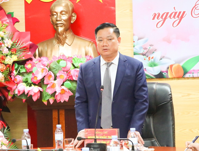 Bí thư Tỉnh ủy Nghệ An chúc mừng Sở GD&ĐT nhân dịp kỷ niệm 43 năm Ngày Nhà giáo Việt Nam- Ảnh 3.