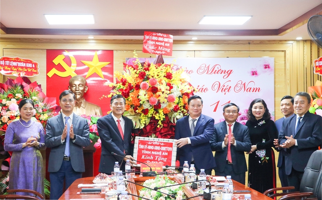 Bí thư Tỉnh ủy Nghệ An chúc mừng Sở GD&ĐT nhân dịp kỷ niệm 43 năm Ngày Nhà giáo Việt Nam- Ảnh 4.