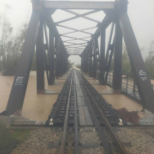 Ngành đường sắt dừng khai thác hàng loạt chuyến tàu  do tình hình mưa lũ phức tạp- Ảnh 1.