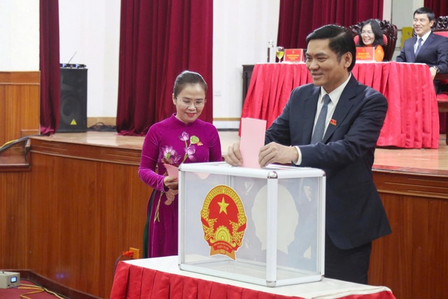 Đồng chí Võ Trọng Hải chính thức được bầu giữ chức Chủ tịch UBND tỉnh Nghệ An.- Ảnh 4.