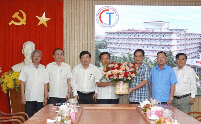 Đảng ủy UBND TP. Cần Thơ thăm bệnh nhân ghép tạng tại Bệnh viện Đa khoa Trung ương Cần Thơ- Ảnh 1.