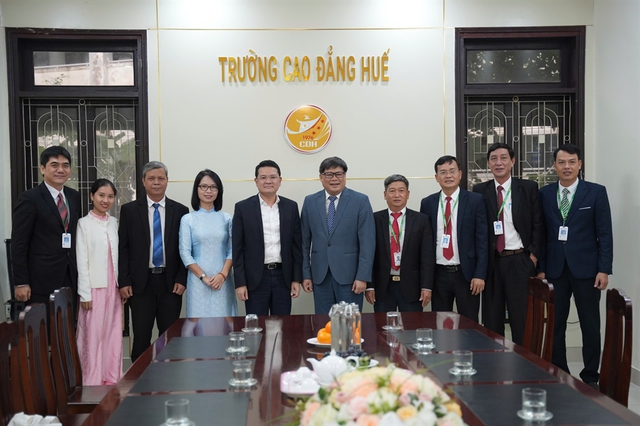 Thành phố Huế: Lãnh đạo UBND tỉnh thăm nhiều trường học chúc mừng Ngày Nhà giáo Việt Nam- Ảnh 1. Thành phố Huế: Lãnh đạo UBND tỉnh thăm nhiều trường học chúc mừng Ngày Nhà giáo Việt Nam- Ảnh 1.