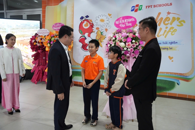 Thành phố Huế: Lãnh đạo UBND tỉnh thăm nhiều trường học chúc mừng Ngày Nhà giáo Việt Nam- Ảnh 4. Thành phố Huế: Lãnh đạo UBND tỉnh thăm nhiều trường học chúc mừng Ngày Nhà giáo Việt Nam- Ảnh 4.