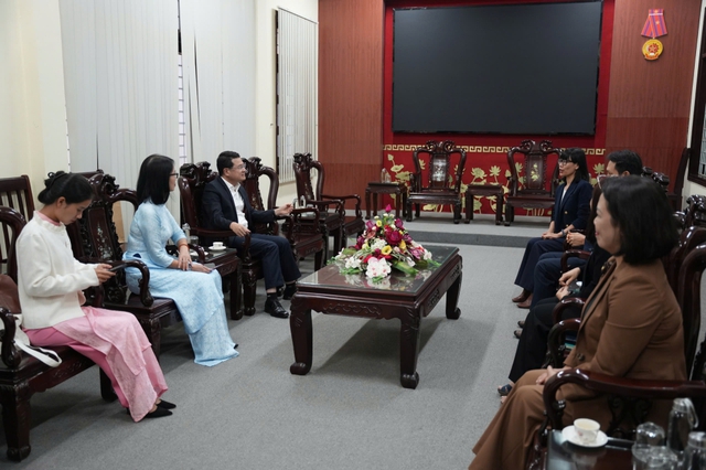 Thành phố Huế: Lãnh đạo UBND tỉnh thăm nhiều trường học chúc mừng Ngày Nhà giáo Việt Nam- Ảnh 2. Thành phố Huế: Lãnh đạo UBND tỉnh thăm nhiều trường học chúc mừng Ngày Nhà giáo Việt Nam- Ảnh 2.