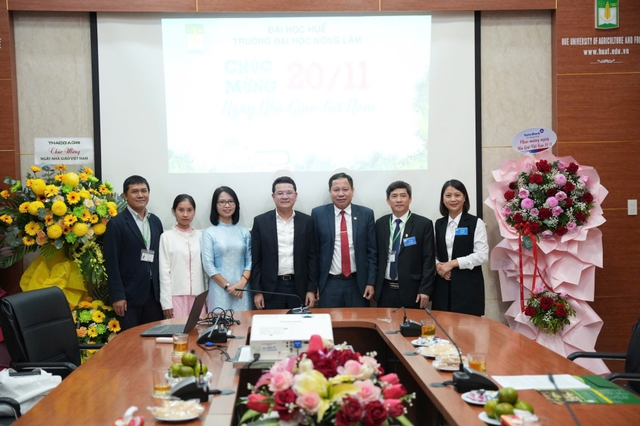 Thành phố Huế: Lãnh đạo UBND tỉnh thăm nhiều trường học chúc mừng Ngày Nhà giáo Việt Nam- Ảnh 3. Thành phố Huế: Lãnh đạo UBND tỉnh thăm nhiều trường học chúc mừng Ngày Nhà giáo Việt Nam- Ảnh 3.