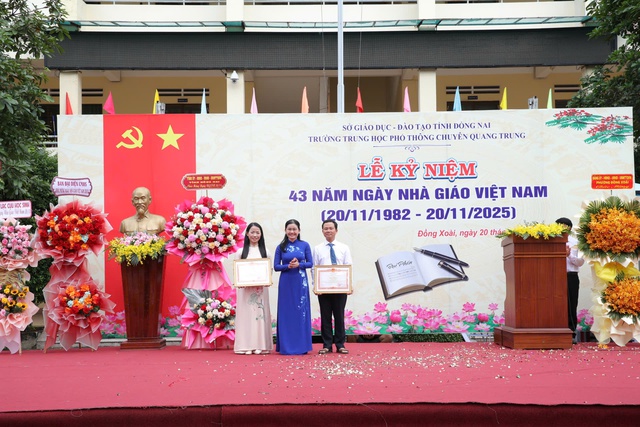 Đồng Nai: Phó Bí thư Thường trực Tỉnh ủy Tôn Ngọc Hạnh chúc mừng ngày Nhà giáo Việt Nam- Ảnh 1.