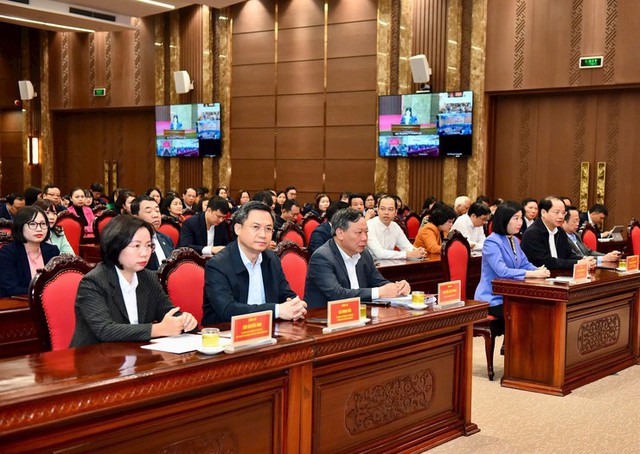 Cán bộ và nhân dân Thủ đô ủng hộ đồng bào miền Trung, Tây Nguyên khắc phục hậu quả mưa lũ- Ảnh 1. Cán bộ và nhân dân Thủ đô ủng hộ đồng bào miền Trung, Tây Nguyên khắc phục hậu quả mưa lũ- Ảnh 1.