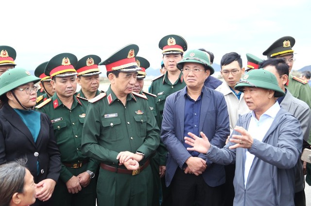 Đại tướng Phan Văn Giang thăm hỏi, tặng quà người dân vùng rốn lũ ở Gia Lai- Ảnh 1. Đại tướng Phan Văn Giang thăm hỏi, tặng quà người dân vùng rốn lũ ở Gia Lai- Ảnh 1.