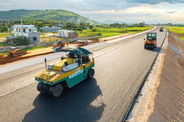 Bộ Xây dựng yêu cầu huy động tối đa nguồn lực giải ngân vốn đầu tư công tháng cuối năm- Ảnh 1.