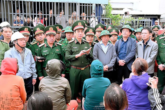 Đại tướng Phan Văn Giang thăm hỏi, tặng quà người dân vùng rốn lũ ở Gia Lai- Ảnh 2. Đại tướng Phan Văn Giang thăm hỏi, tặng quà người dân vùng rốn lũ ở Gia Lai- Ảnh 2.