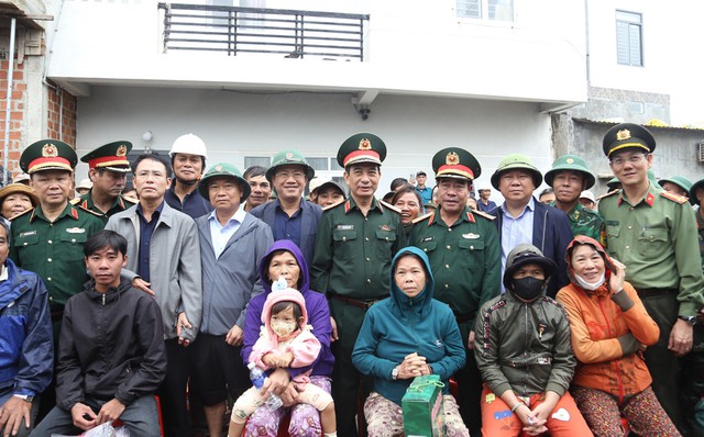 Đại tướng Phan Văn Giang thăm hỏi, tặng quà người dân vùng rốn lũ ở Gia Lai- Ảnh 3. Đại tướng Phan Văn Giang thăm hỏi, tặng quà người dân vùng rốn lũ ở Gia Lai- Ảnh 3.