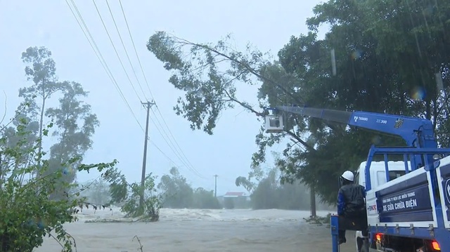 EVNCPC: Cấp điện trở lại hơn 881.000 khách hàng miền Trung - Tây Nguyên sau ngập lụt- Ảnh 1.