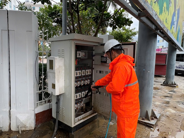 EVNCPC: Cấp điện trở lại hơn 881.000 khách hàng miền Trung - Tây Nguyên sau ngập lụt- Ảnh 2.