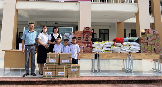Học sinh Hà Nội quyên góp hỗ trợ đồng bào vùng lũ- Ảnh 8. Học sinh Hà Nội quyên góp hỗ trợ đồng bào vùng lũ- Ảnh 8.