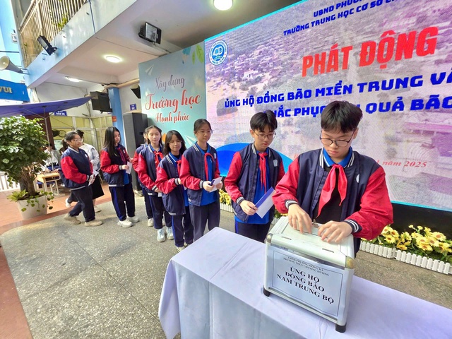 Học sinh Hà Nội quyên góp hỗ trợ đồng bào vùng lũ- Ảnh 5. Học sinh Hà Nội quyên góp hỗ trợ đồng bào vùng lũ- Ảnh 5.