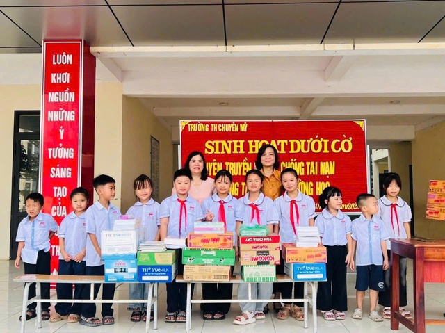 Học sinh Hà Nội quyên góp hỗ trợ đồng bào vùng lũ- Ảnh 10. Học sinh Hà Nội quyên góp hỗ trợ đồng bào vùng lũ- Ảnh 10.