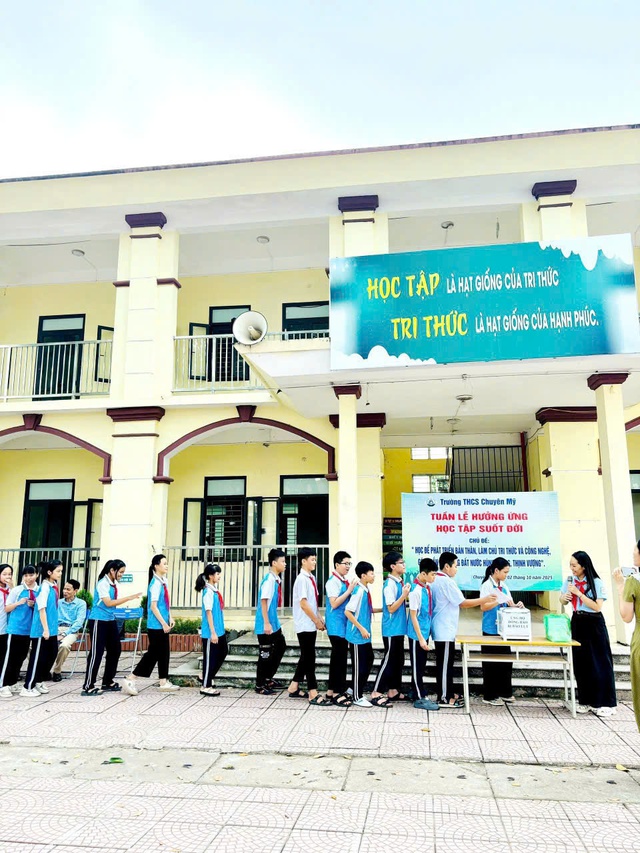 Học sinh Hà Nội quyên góp hỗ trợ đồng bào vùng lũ- Ảnh 9. Học sinh Hà Nội quyên góp hỗ trợ đồng bào vùng lũ- Ảnh 9.